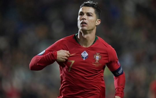 Cristiano Ronaldo assina com o Al Nassr e atuará na liga árabe em janeiro
