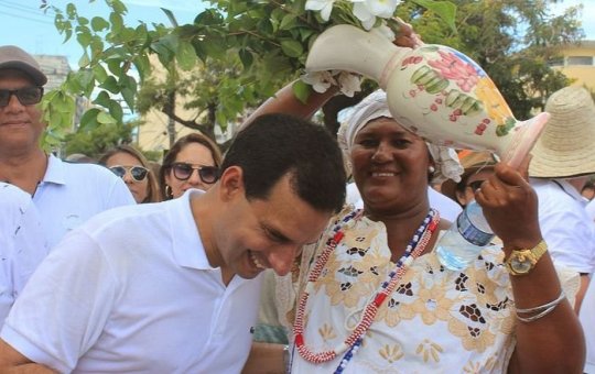 Autor de lei antivandalismo, Prates rechaça incêndio em estátua de Mãe Stella