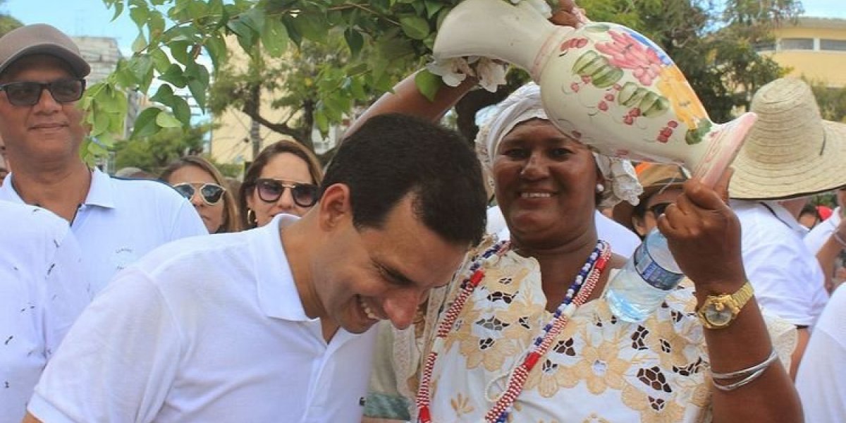 Autor de lei antivandalismo, Prates rechaça incêndio em estátua de Mãe Stella