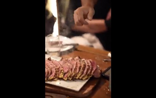 Vídeo de jogadores do Brasil pedindo carne folheada a ouro divide opiniões