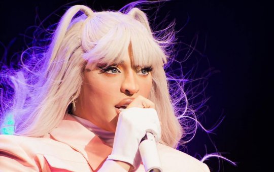 Pabllo Vittar perde paciência ao chegar à 'Farofa da Gkay' e desabafa