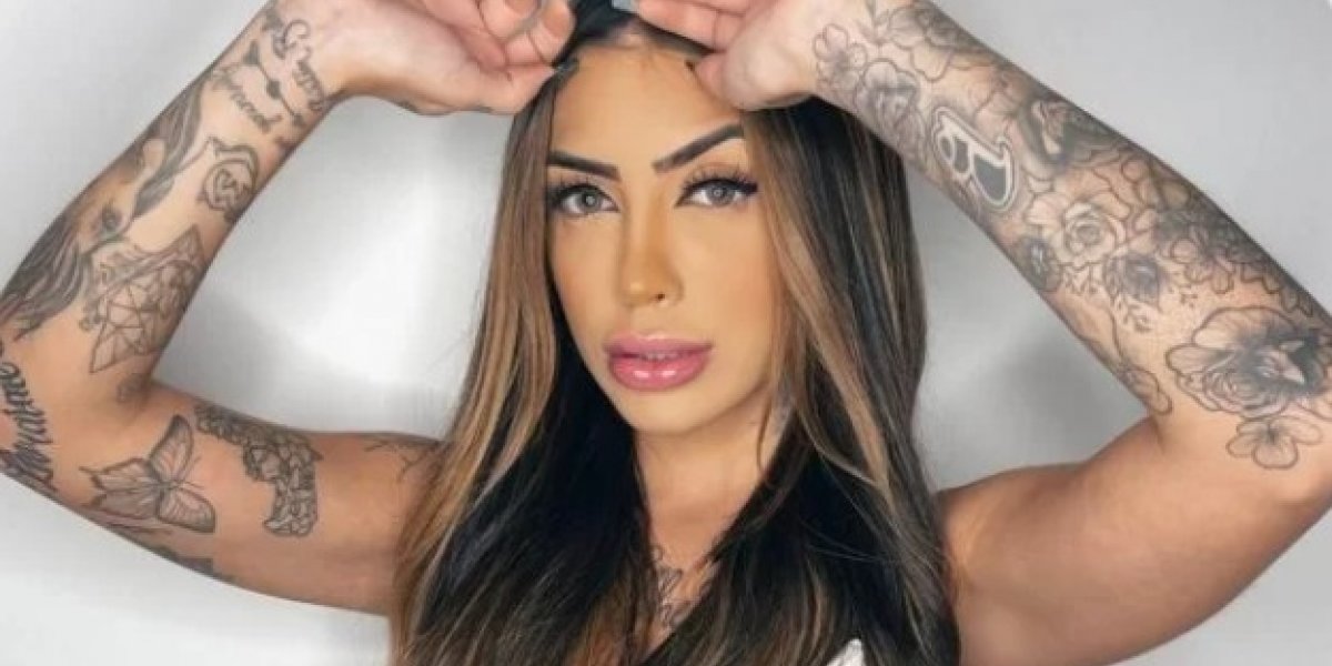 Após ‘surubão’ em reality, MC Mirella recebe beijo grego; veja vídeo