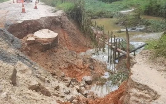 Trecho da BR-030 é interditado após chuva abrir cratera no sudoeste da Bahia