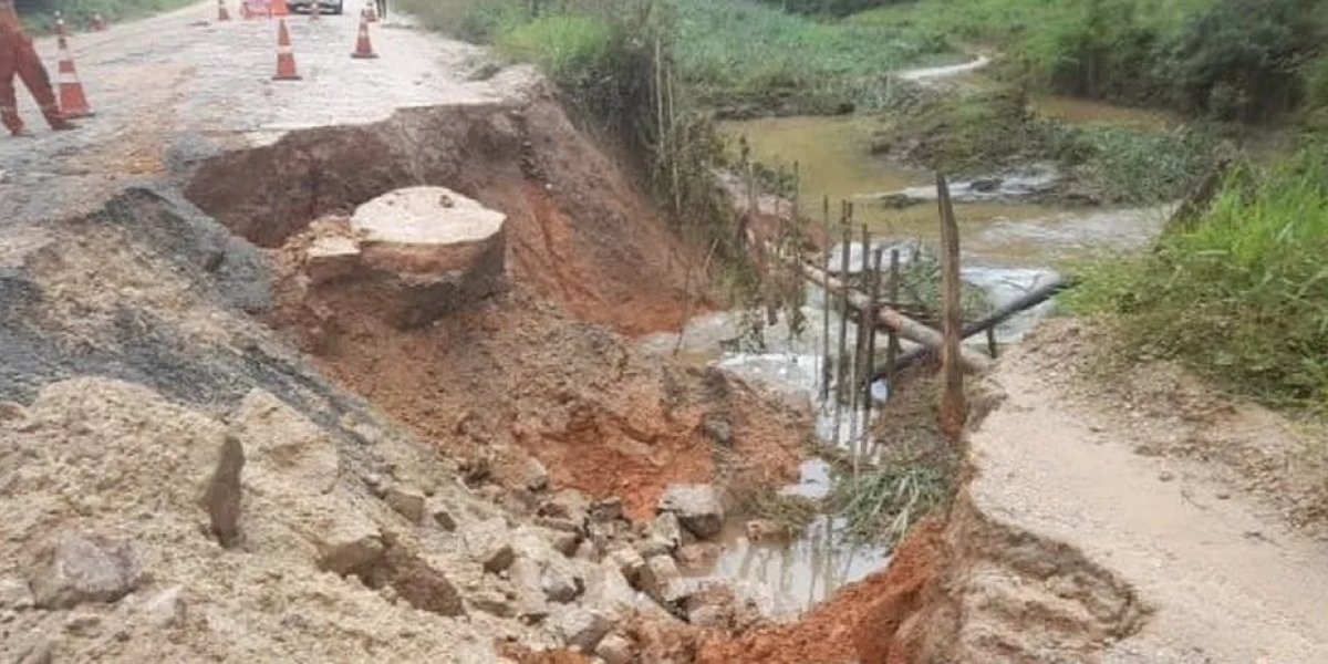 Trecho da BR-030 é interditado após chuva abrir cratera no sudoeste da Bahia