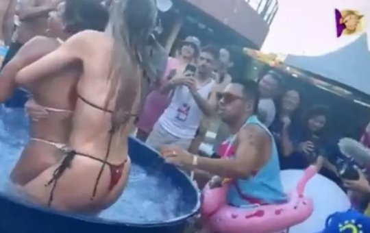 Tirullipa tira biquíni de influencers e acaba expulso da Farofa da Gkay; assista