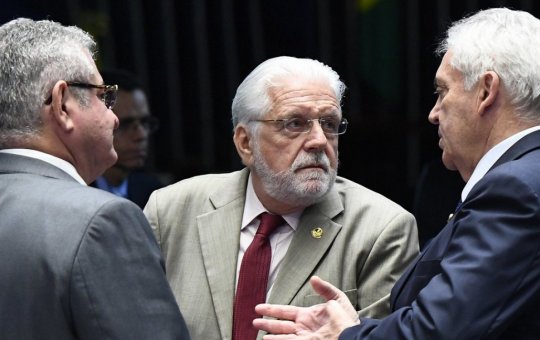Senadores baianos votam a favor da PEC da Transição