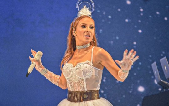 Foliões provocam Claudia Leitte com bandeiras de Lula no Carnatal