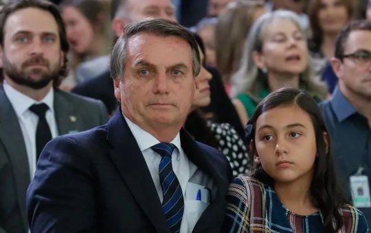 Bolsonaro vai tirar Laurinha de Colégio Militar após filha sofrer bullying