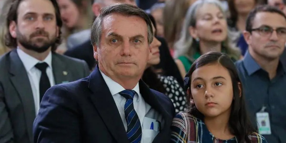 Bolsonaro vai tirar Laurinha de Colégio Militar após filha sofrer bullying