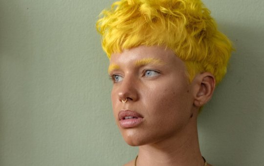 Atriz global é criticada ao postar foto de bikini com pelos na virilha