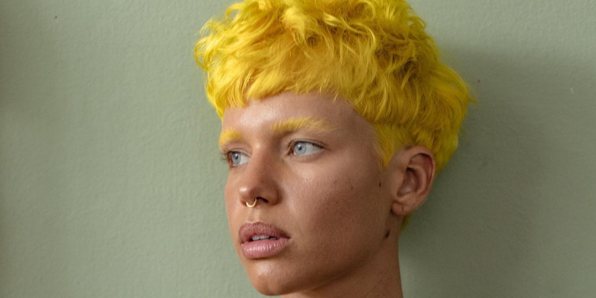 Atriz global é criticada ao postar foto de bikini com pelos na virilha