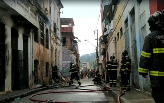 Incêndio atinge quatro imóveis na Baixa dos Sapateiros, em Salvador