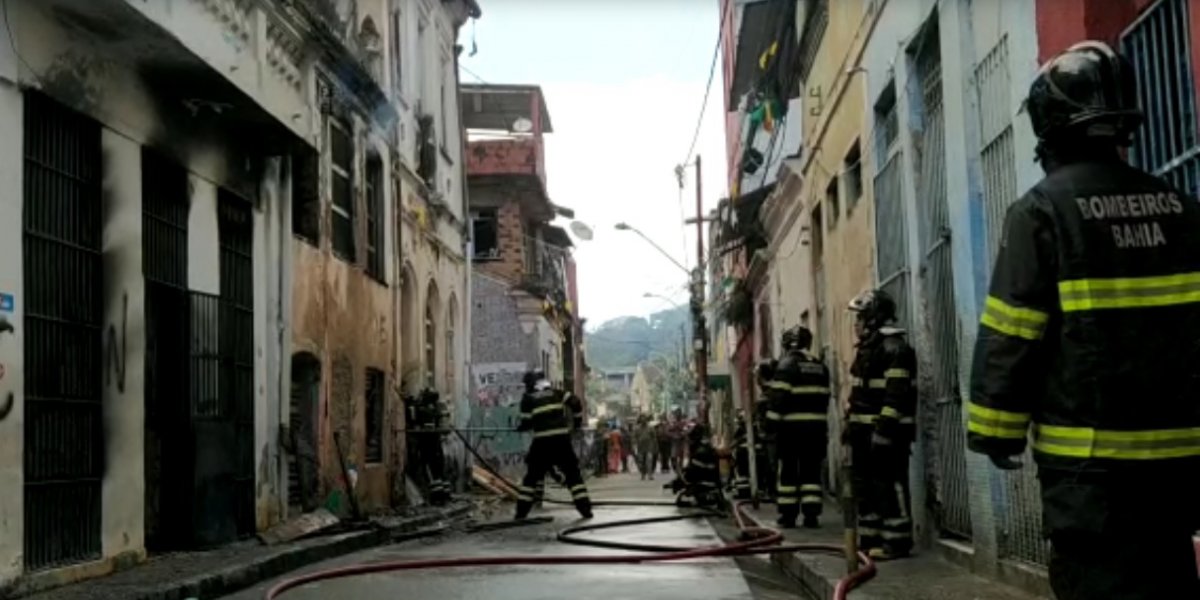 Incêndio atinge quatro imóveis na Baixa dos Sapateiros, em Salvador