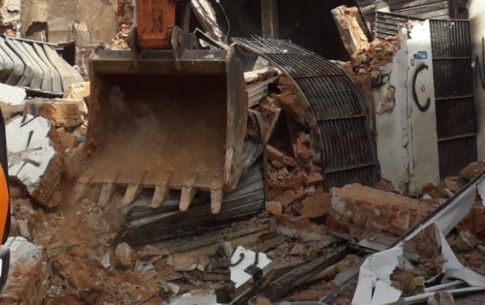 Três imóveis atingidos por incêndio no centro de Salvador são demolidos