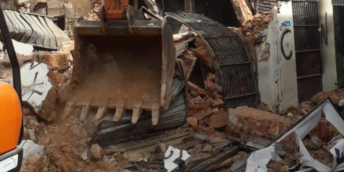 Três imóveis atingidos por incêndio no centro de Salvador são demolidos