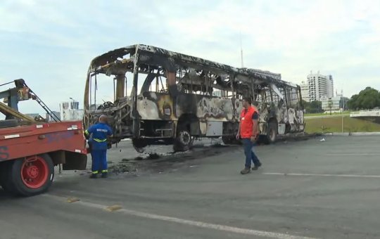 Bolsonaristas ateiam fogo em carros e depredam delegacia em Brasília