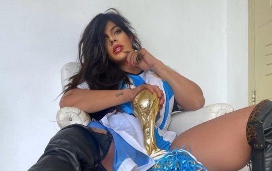 Modelo brasileira faz segunda tatuagem íntima em homenagem a Messi; confira