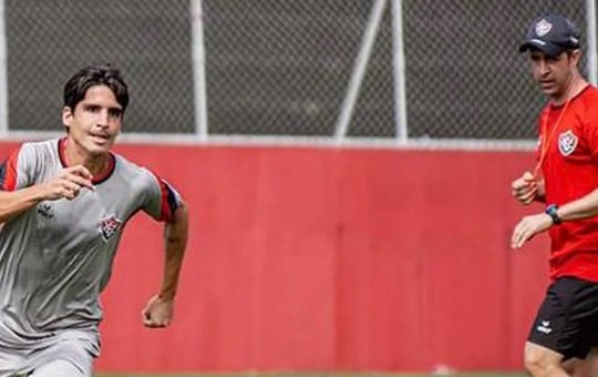 Elenco do Vitória trabalha finalizações em treino desta quarta-feira