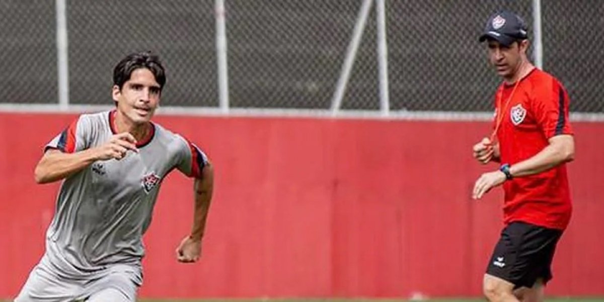 Elenco do Vitória trabalha finalizações em treino desta quarta-feira