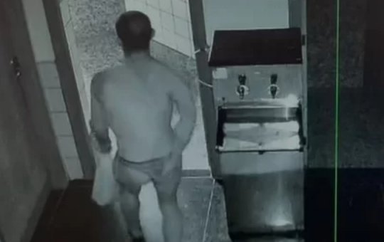 Homem é flagrado usando apenas fio dental durante furto em escola particular