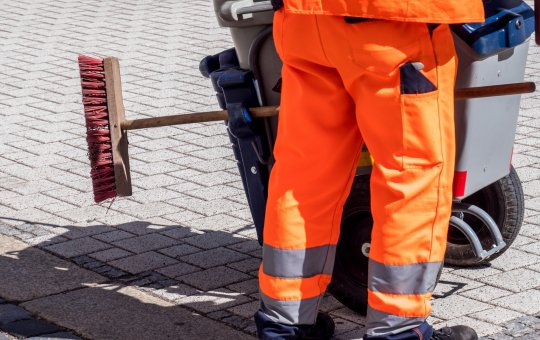Homem veste farda de gari e comete roubo no IAPI, em Salvador