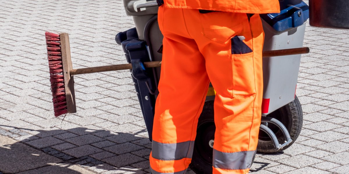 Homem veste farda de gari e comete roubo no IAPI, em Salvador