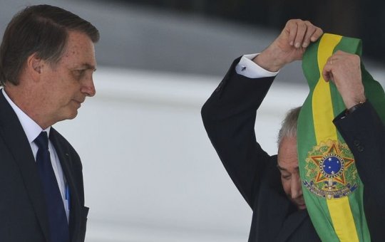 Bolsonaro confirma a aliados que não vai passar faixa para Lula, diz coluna