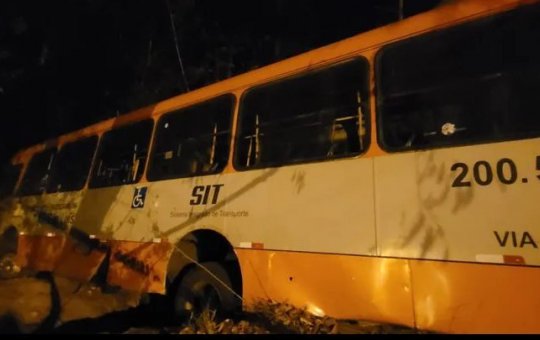 Ônibus despenca em mangue após motorista perder o controle no Maranhão