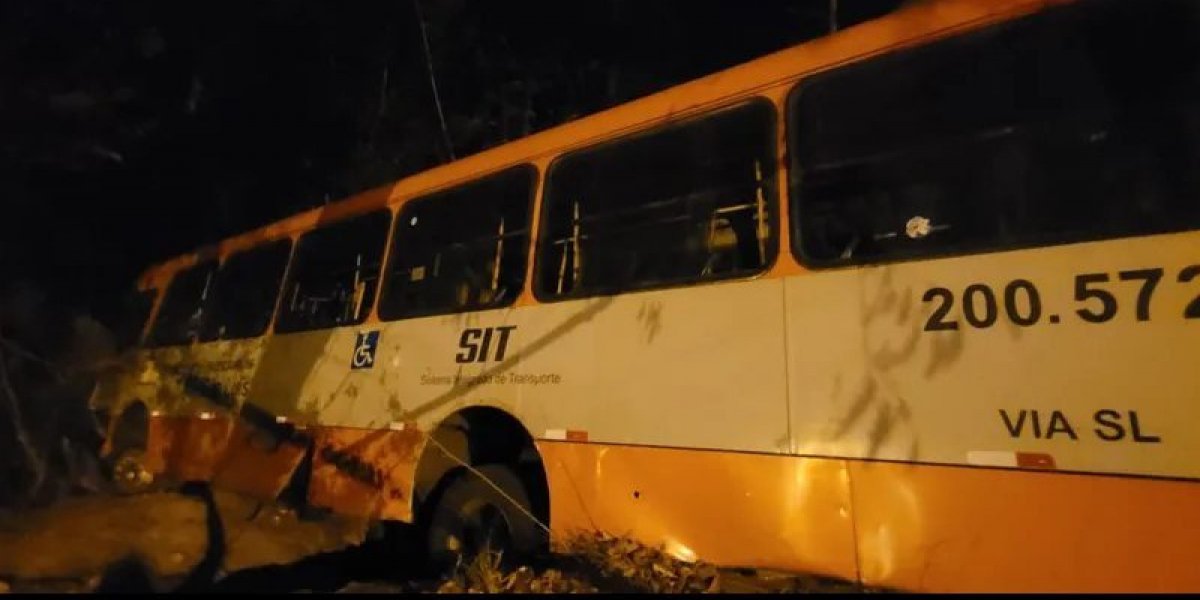 Ônibus despenca em mangue após motorista perder o controle no Maranhão