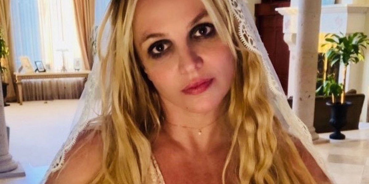 Após postar nudes, Britney questiona motivo de mídias não noticiarem os posts