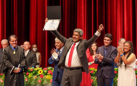 "Um governador indígena, negro e professor", diz Jerônimo após ser diplomado
