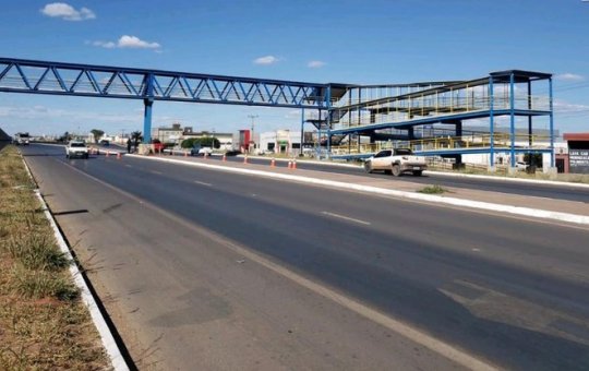 Duas pessoas ficam feridas após acidente entre carro e caminhão na BR-242