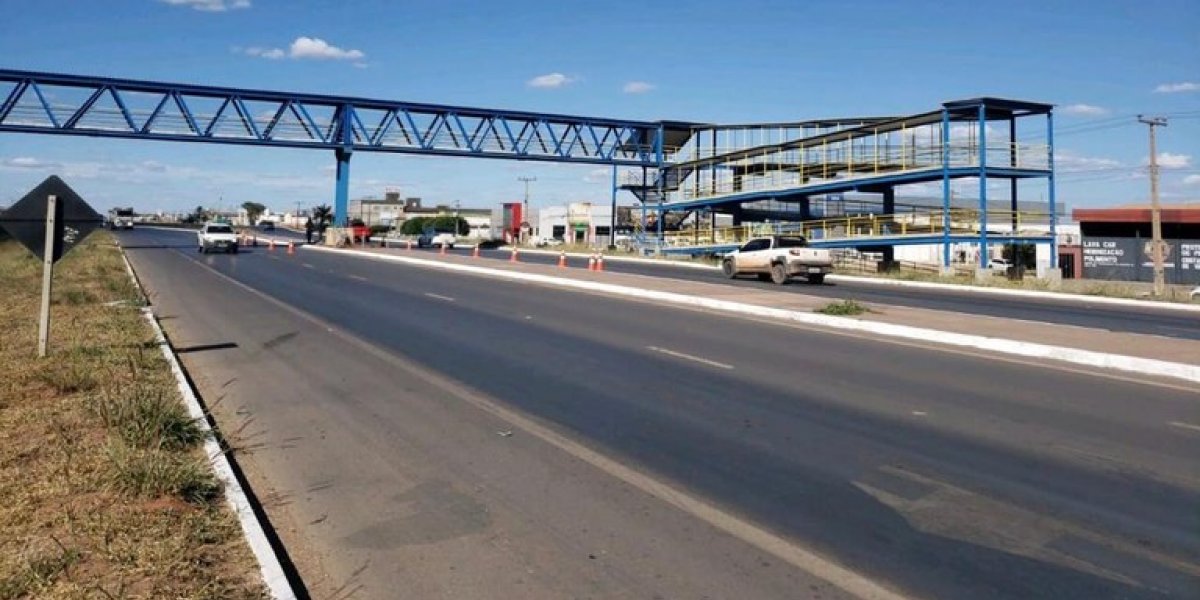 Duas pessoas ficam feridas após acidente entre carro e caminhão na BR-242