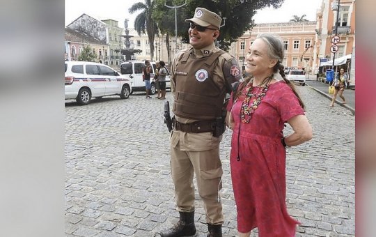 Bolsonarista, Regina Duarte faz tour em Salvador e posa em foto com policial