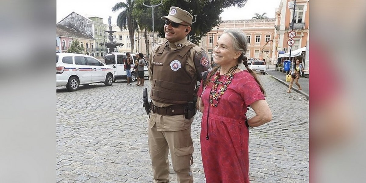 Bolsonarista, Regina Duarte faz tour em Salvador e posa em foto com policial
