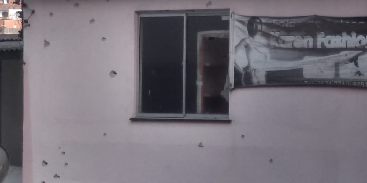 Casas ficam crivadas de balas após tiroteio em Fazenda Coutos, em Salvador