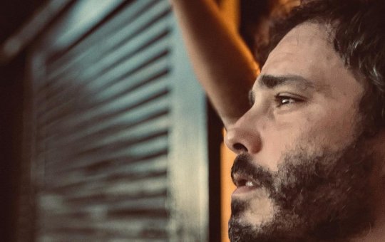 Mentira? Imagens mostram queda de Thiago Rodrigues em nova versão sobre assalto