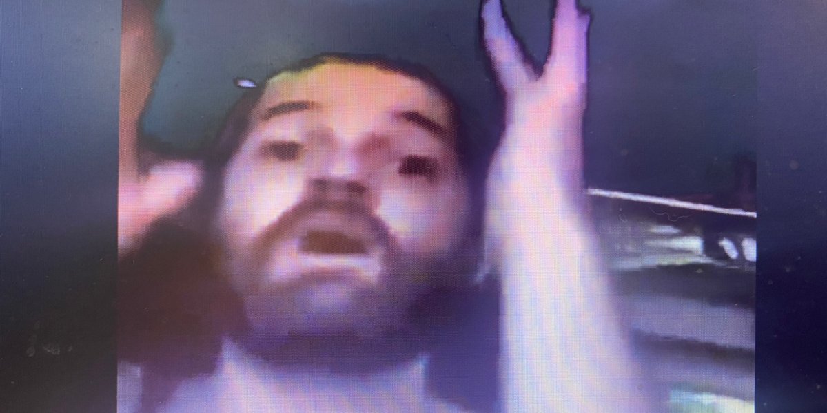 Polêmica! Aluna autodeclarada trans é barrada no banheiro e agride mulher; veja