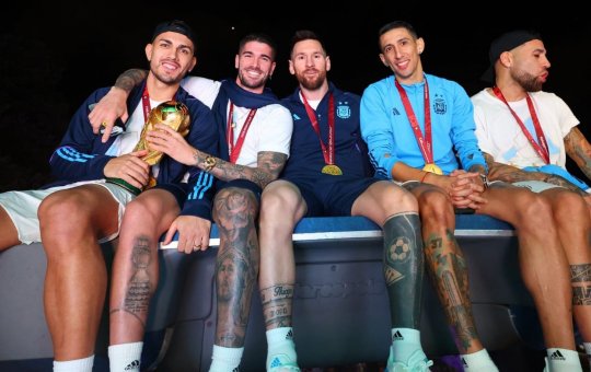 Argentina desembarca em Buenos Aires e desfila em comemoração por título da Copa