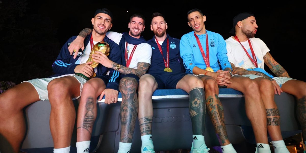 Argentina desembarca em Buenos Aires e desfila em comemoração por título da Copa