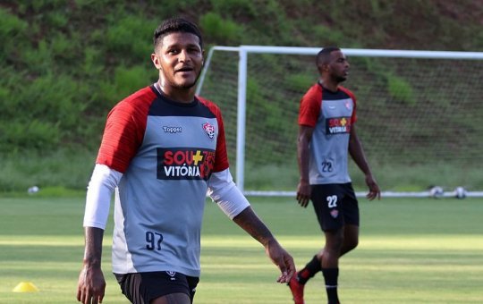 Após um mês de atraso em reapresentação, Vitória pune volante Rodrigo Andrade