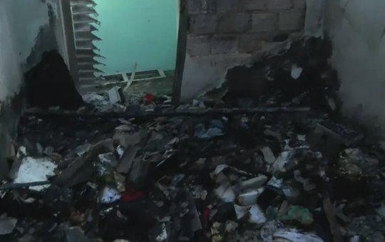 Poste pega fogo e incêndio atinge imóvel em Campinas de Pirajá