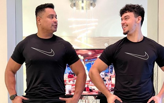 Xanddy posta foto mostrando as pernas ao lado do filho e viraliza; veja