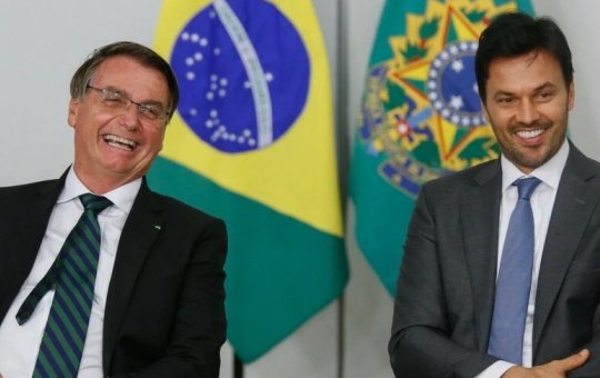 Bolsonaro exonera genro de Silvio Santos de ministério