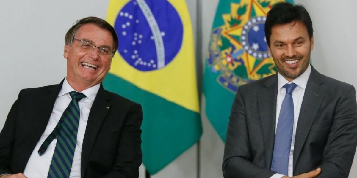 Bolsonaro exonera genro de Silvio Santos de ministério