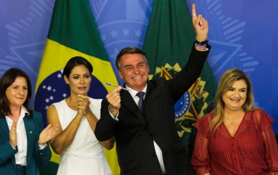 Bolsonaro recepciona apoiadores em Brasília; Michelle se ajoelha e ora