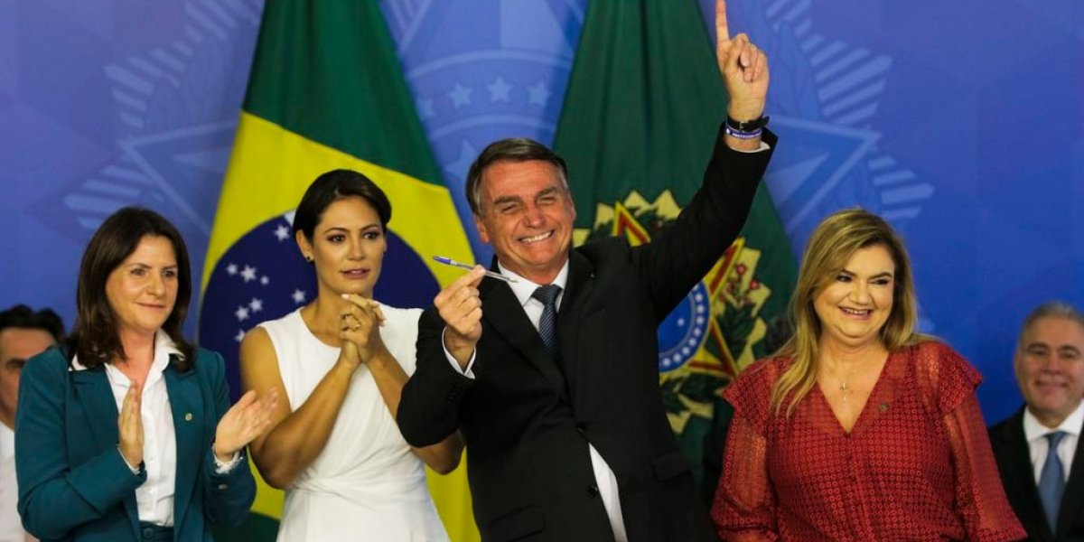 Bolsonaro recepciona apoiadores em Brasília; Michelle se ajoelha e ora