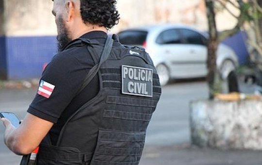 Idosa de 61 anos é presa após torturar suposta amante do esposo na Bahia