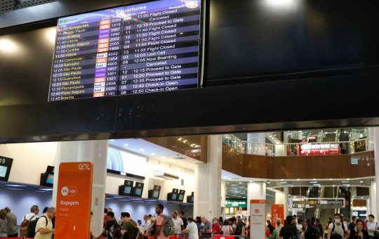 Pilotos e comissários voltam a suspender decolagens após rejeição de acordo