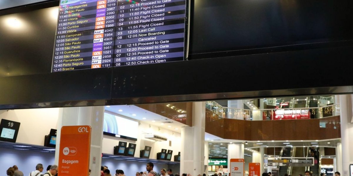 Pilotos e comissários voltam a suspender decolagens após rejeição de acordo